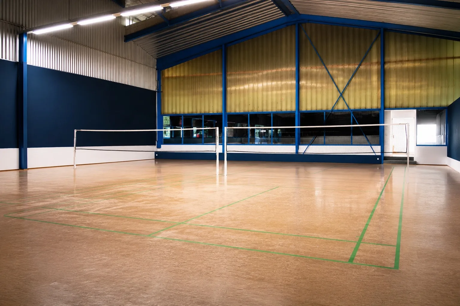 Badminton-Feld mit Netz