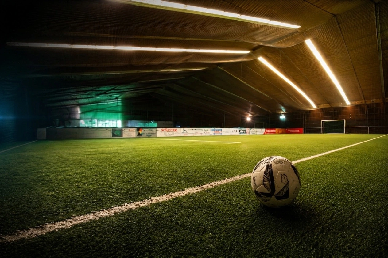 Indoor-Fußball Court mit Kunstrasen
