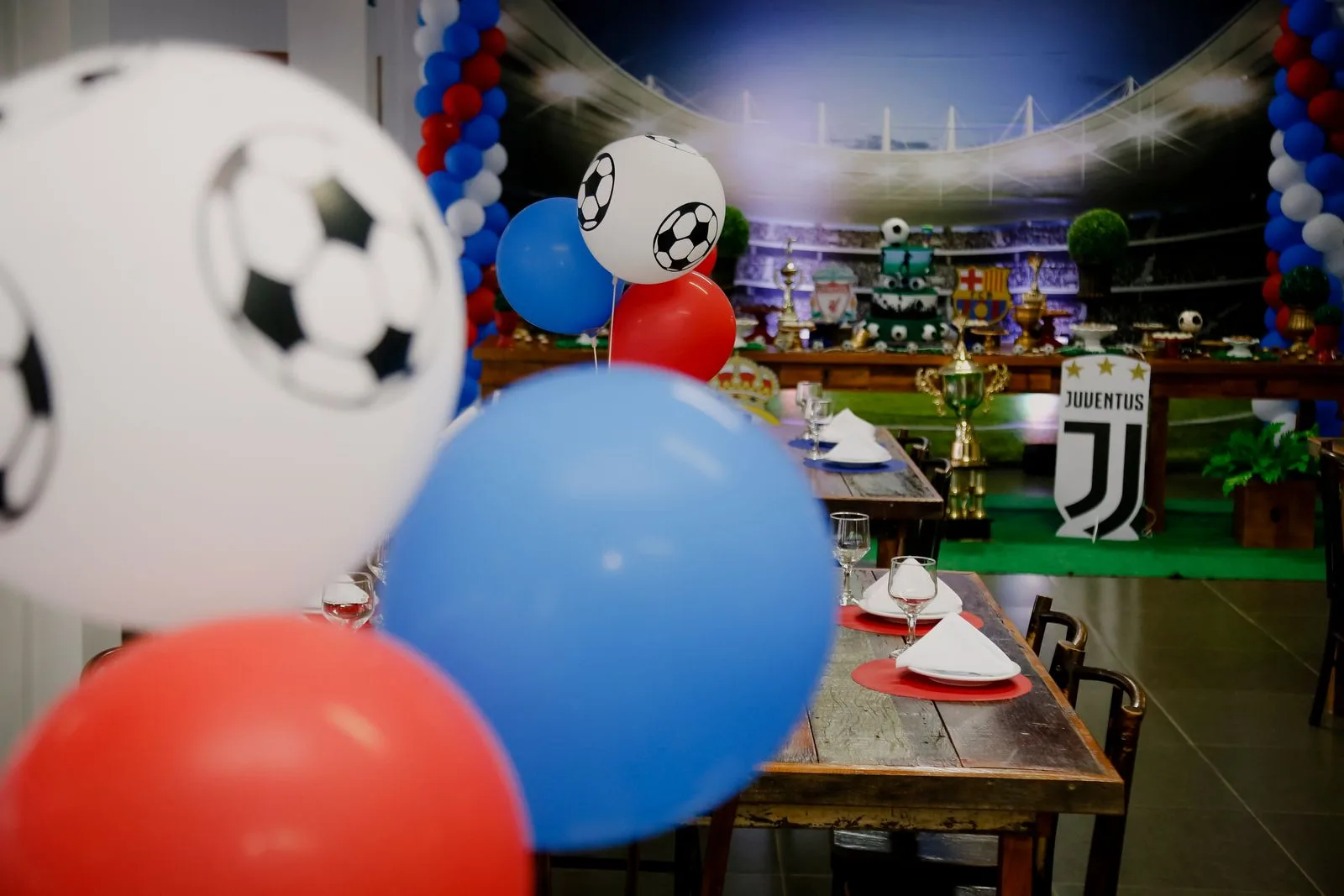 Kindergeburtstag in der Bergischen Sportarena – festlich gedeckter Tisch mit Ballons